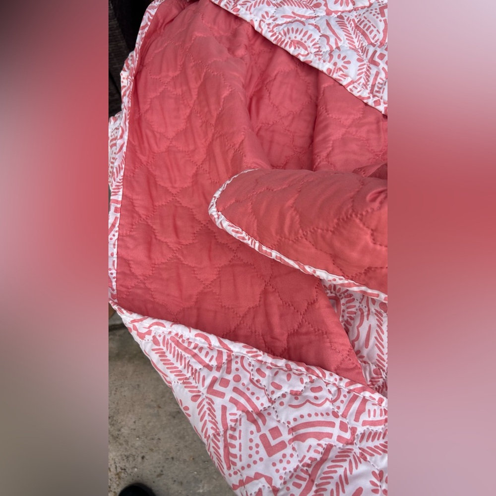 Pink and White Patterned quilt - Picture 4 of 8